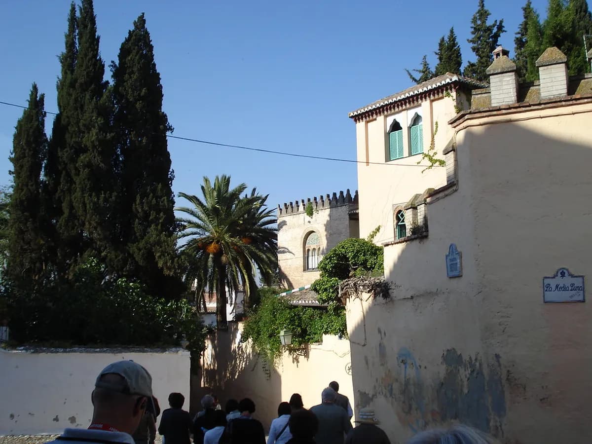 Albaicin Granada Walking Guide: 8 Essential Stops and Tips
