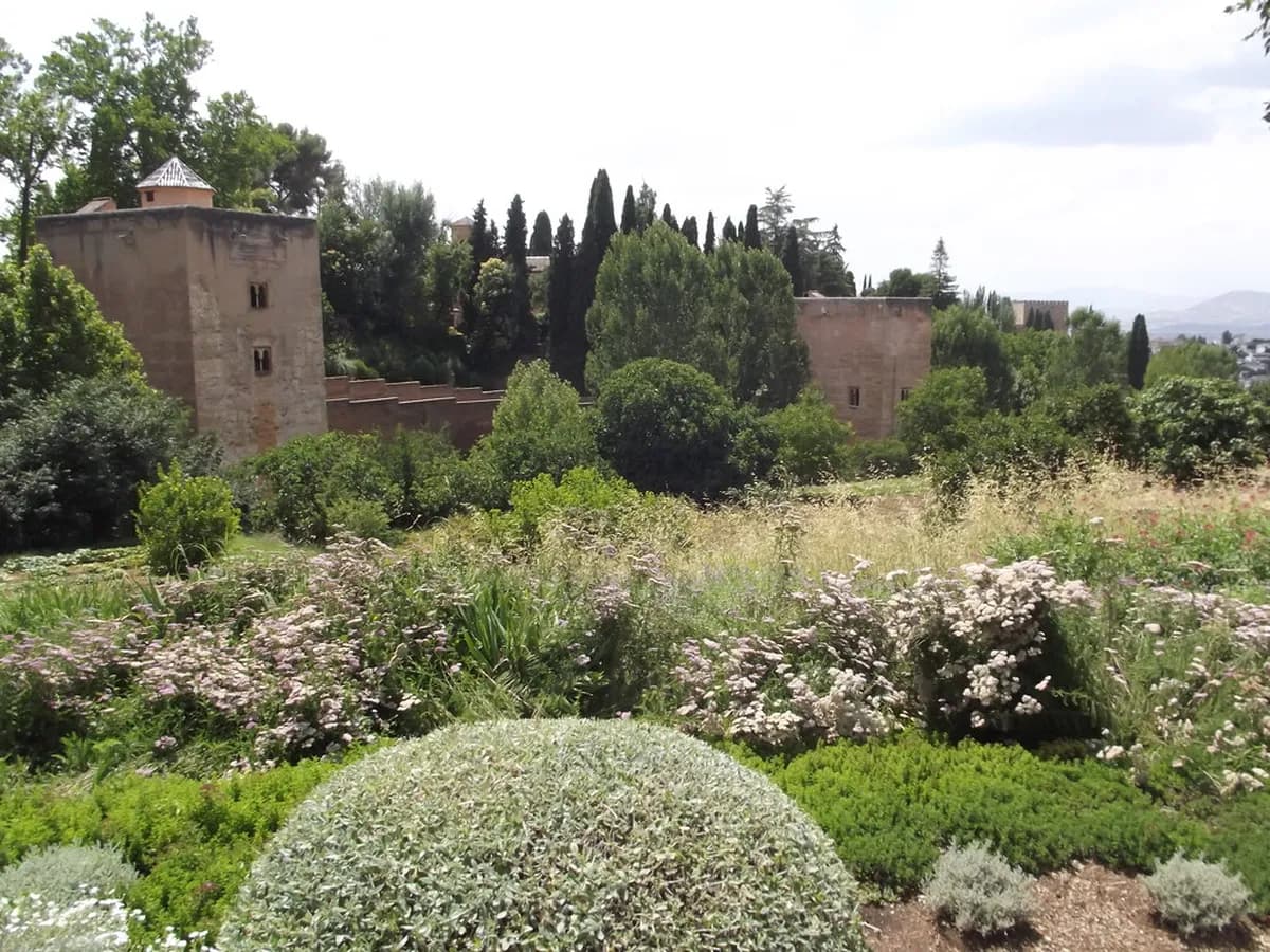 Generalife Gardens Granada Guide: Essential Tips and Itineraries