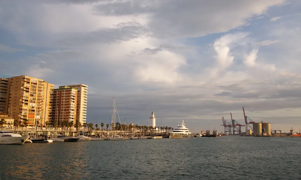 Palmeral de Las Sorpresas and waterfront promenade in Málaga