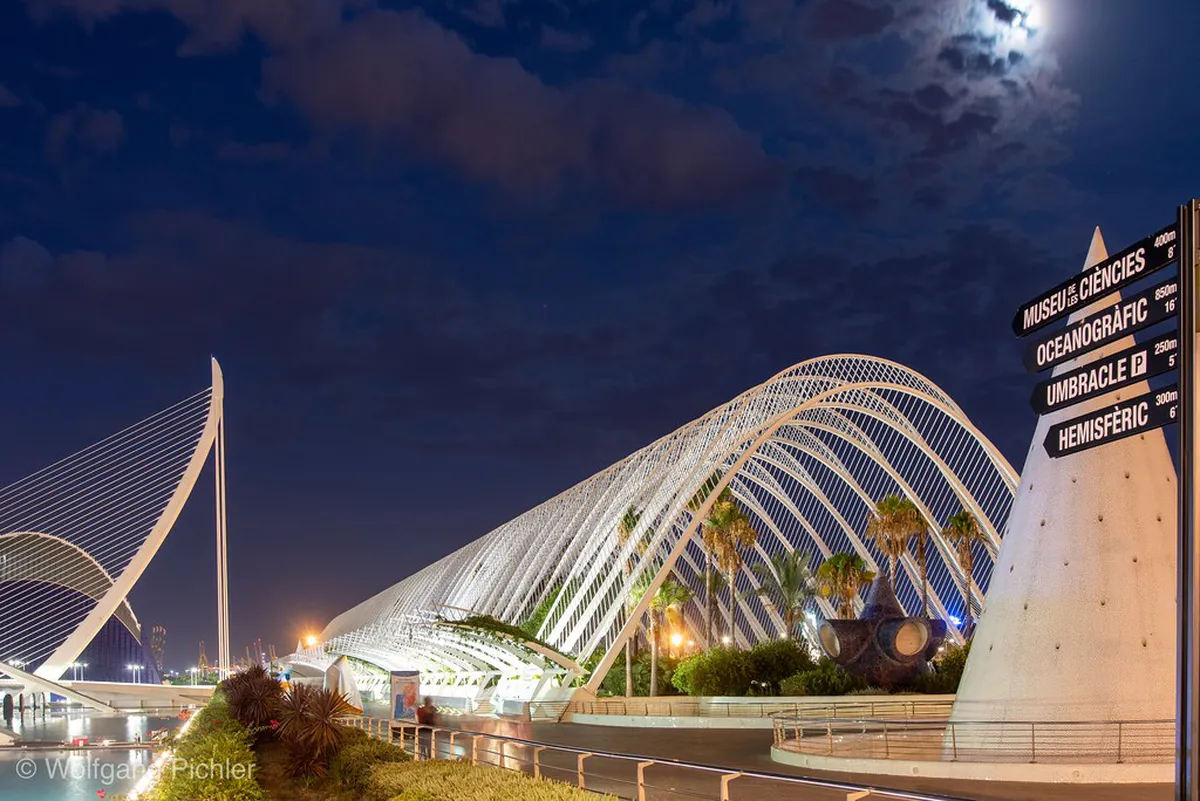 Essential Bars Late in valencia, Spain
